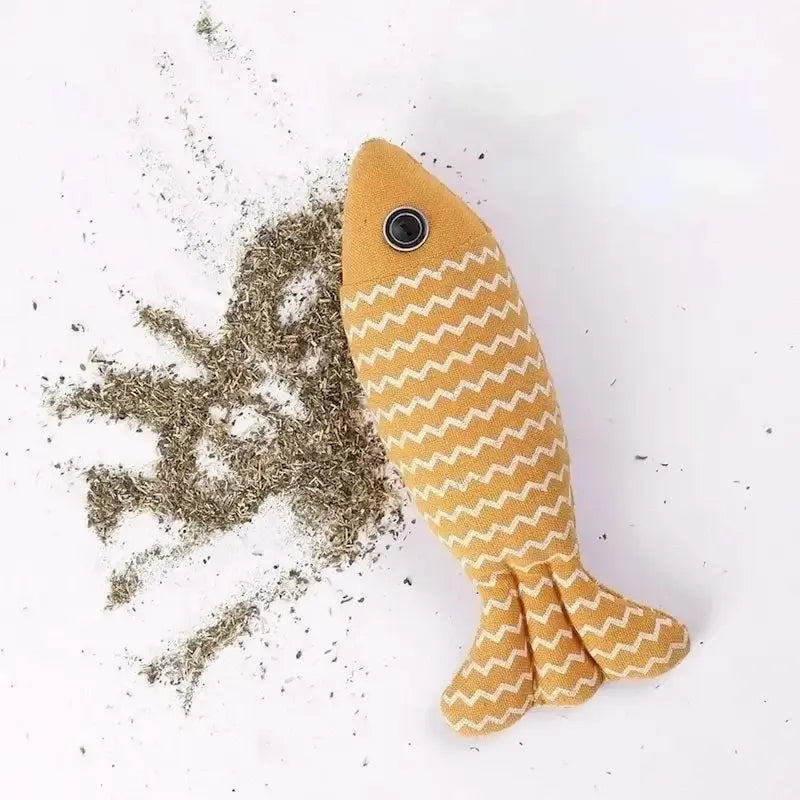Chat jouant avec un poisson de peluche